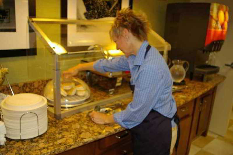 Hampton Inn & Suites Huntersville Restaurant photo